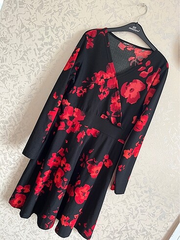 Siyah kırmızı çiçekli kısa elbise - Görsel 2