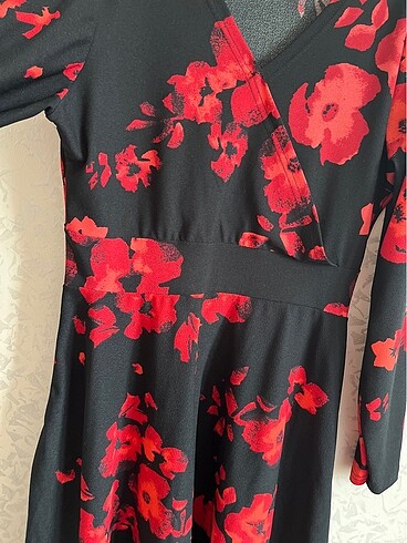 Siyah kırmızı çiçekli kısa elbise - Görsel 5