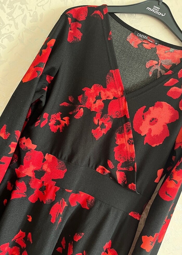 Siyah kırmızı çiçekli kısa elbise - Görsel 3