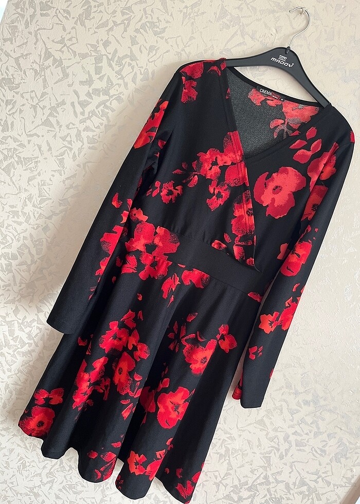 Siyah kırmızı çiçekli kısa elbise - Görsel 2