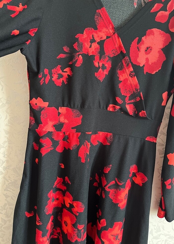 Siyah kırmızı çiçekli kısa elbise - Görsel 5