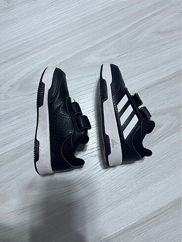 23 Beden Adidas erkek çocuk spor ayakkabı 23,5 numara
