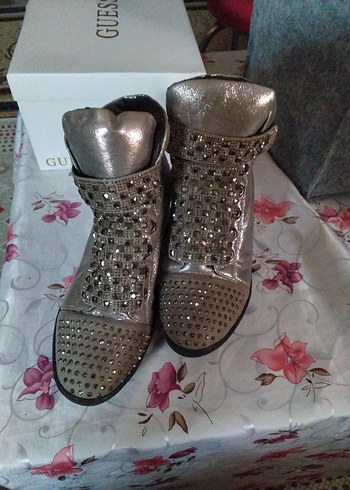 guja bot,Gri Deri Tokalı Dolgu Topuklu Kadın Bot