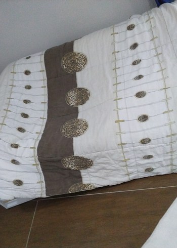 Gri ve Beyaz Nakışlı Yatak Örtüsü,yorgan - Görsel 2