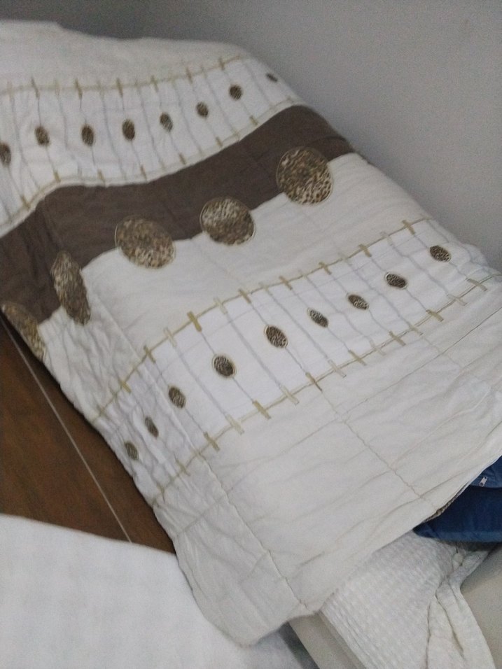 Gri ve Beyaz Nakışlı Yatak Örtüsü,yorgan - Görsel 3