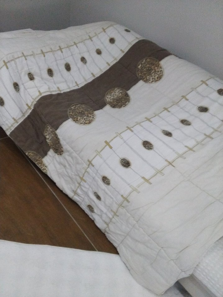 Gri ve Beyaz Nakışlı Yatak Örtüsü,yorgan - Görsel 4