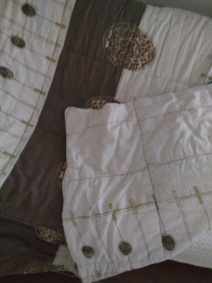 Gri ve Beyaz Nakışlı Yatak Örtüsü,yorgan - Görsel 5