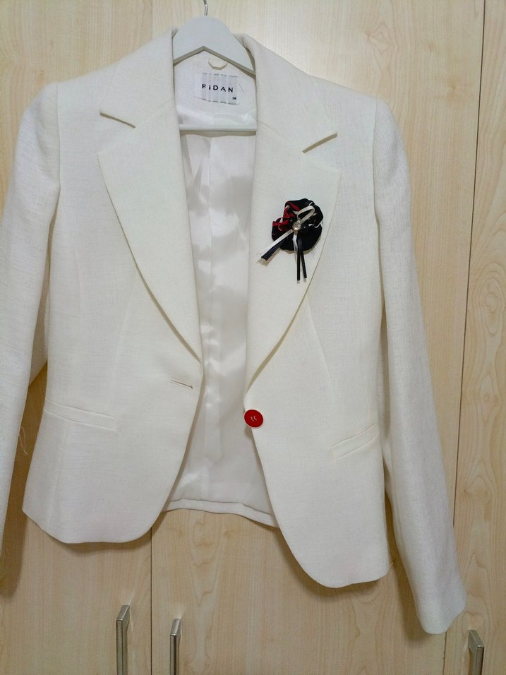 Beyaz Düğmeli Uzun Kadın Takım Elbise - Görsel 5