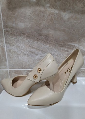 Bej Düğmeli Modern Klasik Stiletto