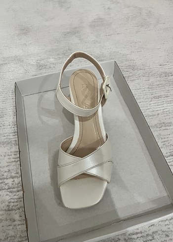 Nine West Beyaz Tokalı Kadın Topuklu Sandalet