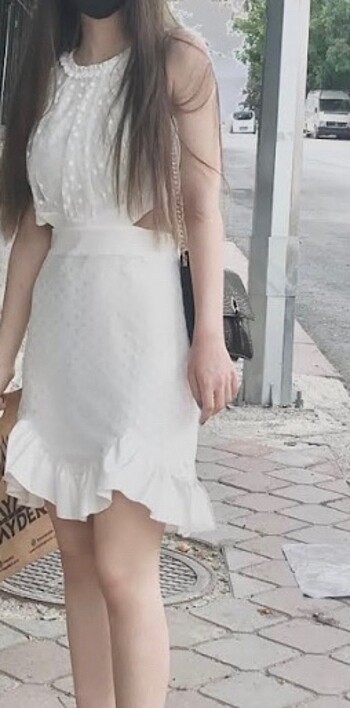 Beyaz bel dekolteli puantiyeli elbise