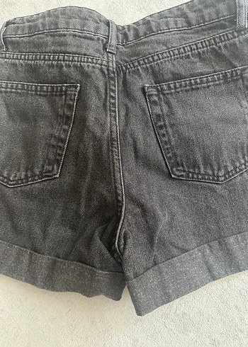 28 Beden Gri Düğmeli Midi Denim Şort