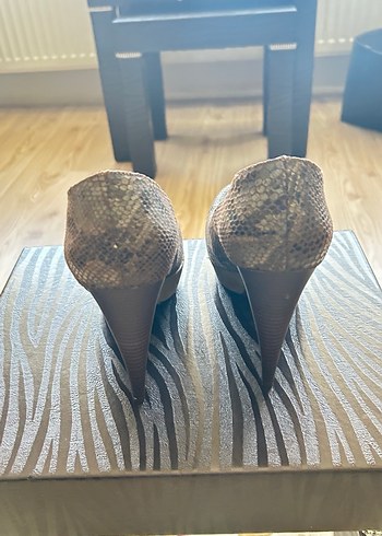 Klasik Yılan Desenli Topuklu Kadın Ayakkabı - Görsel 5