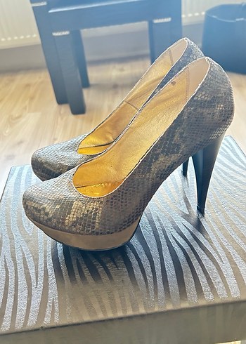 Klasik Yılan Desenli Topuklu Kadın Ayakkabı - Görsel 3