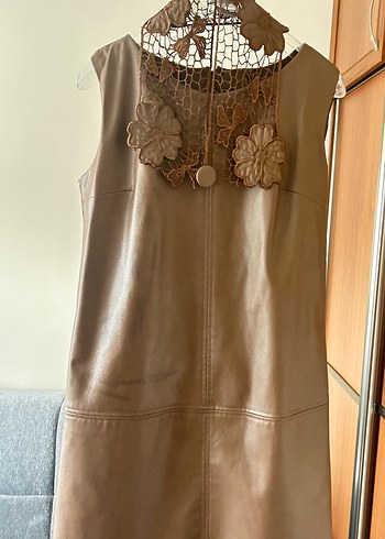 Dantel Detaylı Bej Deri Uzun Elbise - Görsel 2