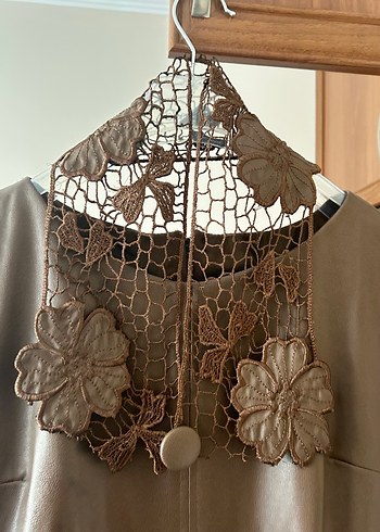 Dantel Detaylı Bej Deri Uzun Elbise - Görsel 3