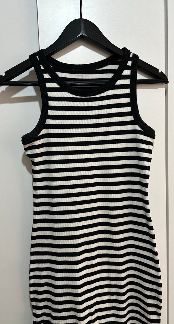 Siyah Beyaz Çizgili Uzun Kolsuz Elbise - Görsel 3