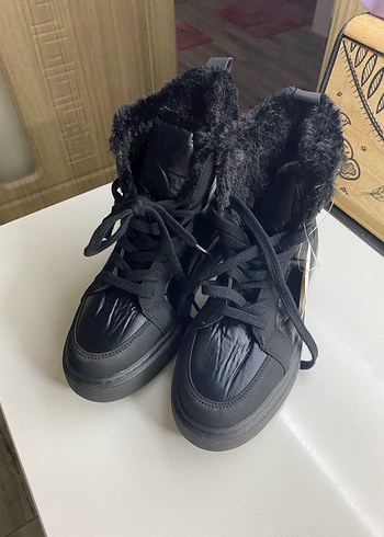 Siyah Kürklü Kadın Dolgu Topuklu Bot - Görsel 2