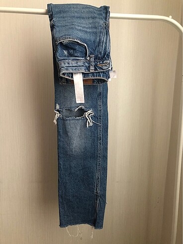 Bershka paçaları yırtmaçlı jean