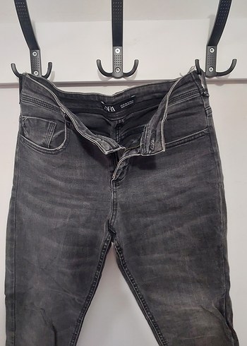 Gri Kadın Kemerli Sıkı Kesim Denim Pantolon - Görsel 2