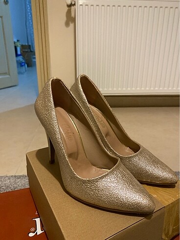 Gold stiletto
