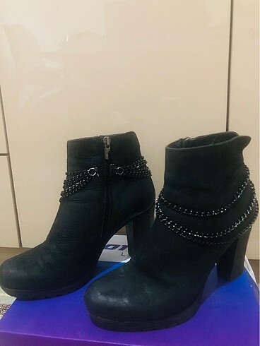 Chirstian siyah zincirli topuklu bot - Görsel 8