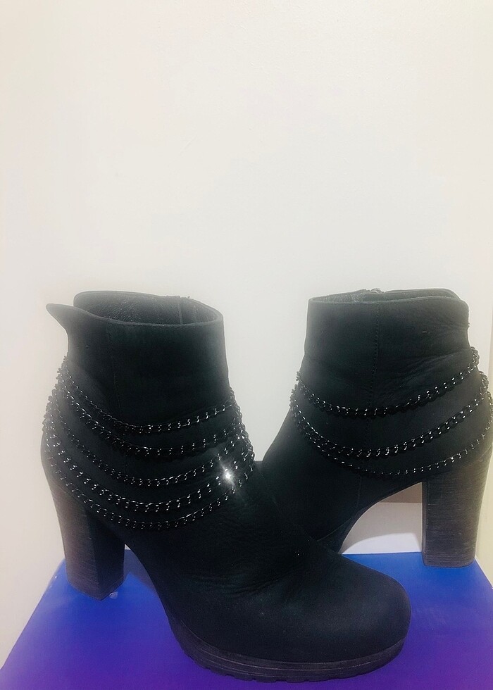 Chirstian siyah zincirli topuklu bot - Görsel 4