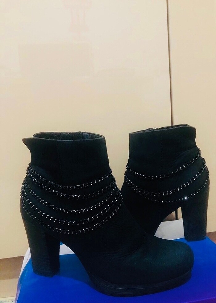 Chirstian siyah zincirli topuklu bot - Görsel 2