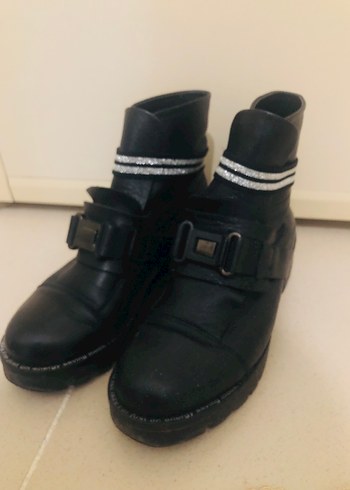 Siyah bayan bot beyaz yazılı - Görsel 2