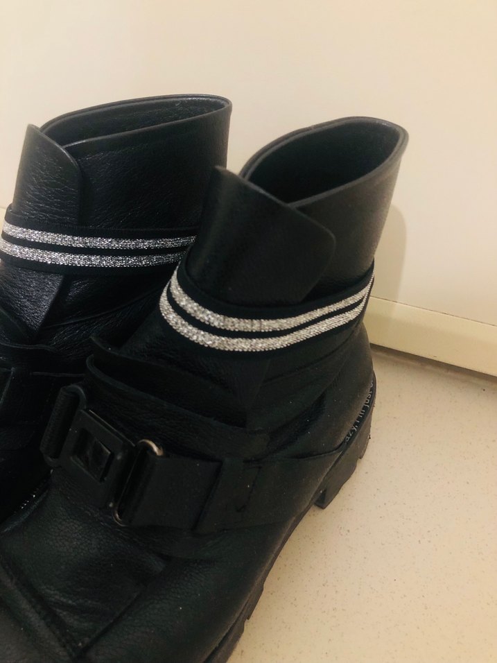 Siyah bayan bot beyaz yazılı - Görsel 4