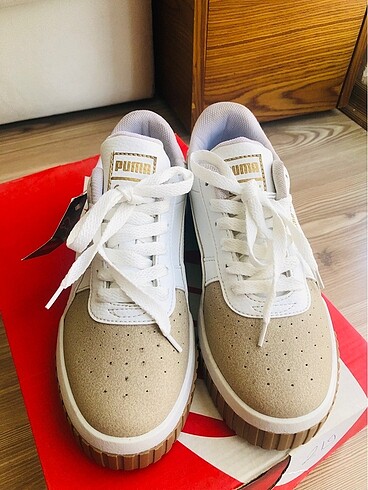 37 Beden 37 numara Puma beyaz ayakkabı?