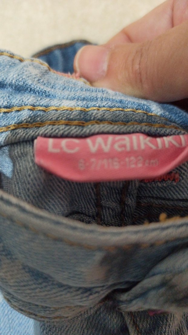 Desenli Düğmeli Kız Kot Şort - Görsel 4