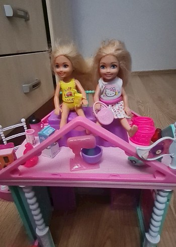 Chelsea evi
Pastel Renkli Bebek Evi ve Oyuncak Bebekler - Görsel 2