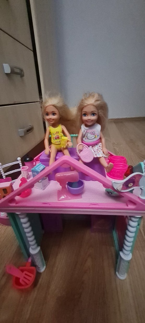 Chelsea evi
Pastel Renkli Bebek Evi ve Oyuncak Bebekler - Görsel 2