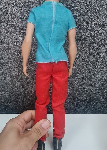 Gri saçlı oyuncak bebek kırmızı pantolonlu

Ken - Görsel 3