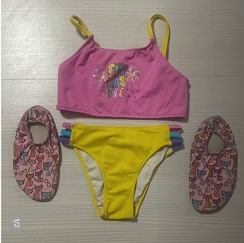 Çocuk bikini ve deniz ayakkabısı