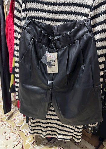 Siyah Deri Rahat Kesim Şort - Görsel 2