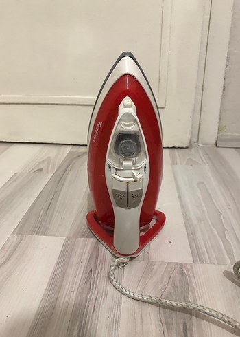 Parlak Kırmızı Ütü