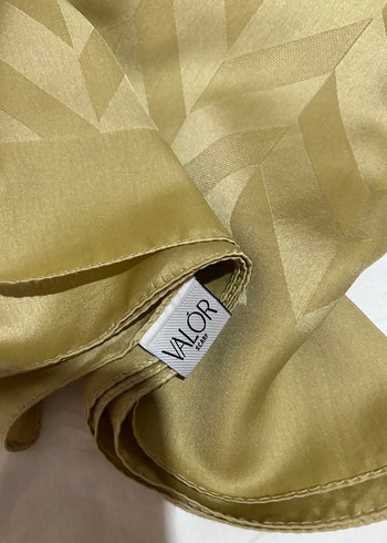 Beden Kadın yeşil tonlarında açık renkli dökümlü saten şal valor scarf