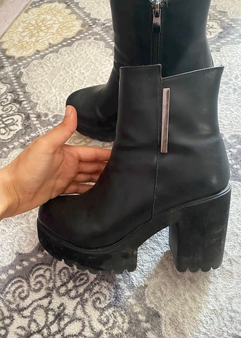 Siyah Deri Kadın Topuklu Gotik Bot