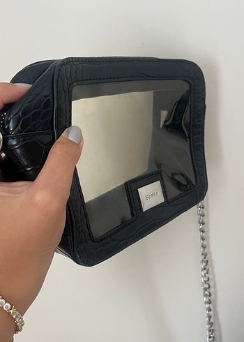 Beden Zincir Detaylı Siyah Deri Çanta