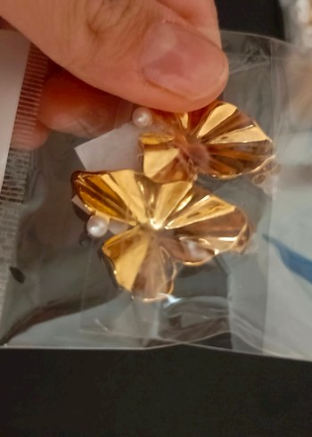 Altın Renkli Pile Detaylı Mini Küpe - Görsel 2