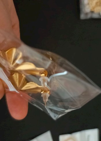 Altın Renkli Pile Detaylı Mini Küpe - Görsel 3