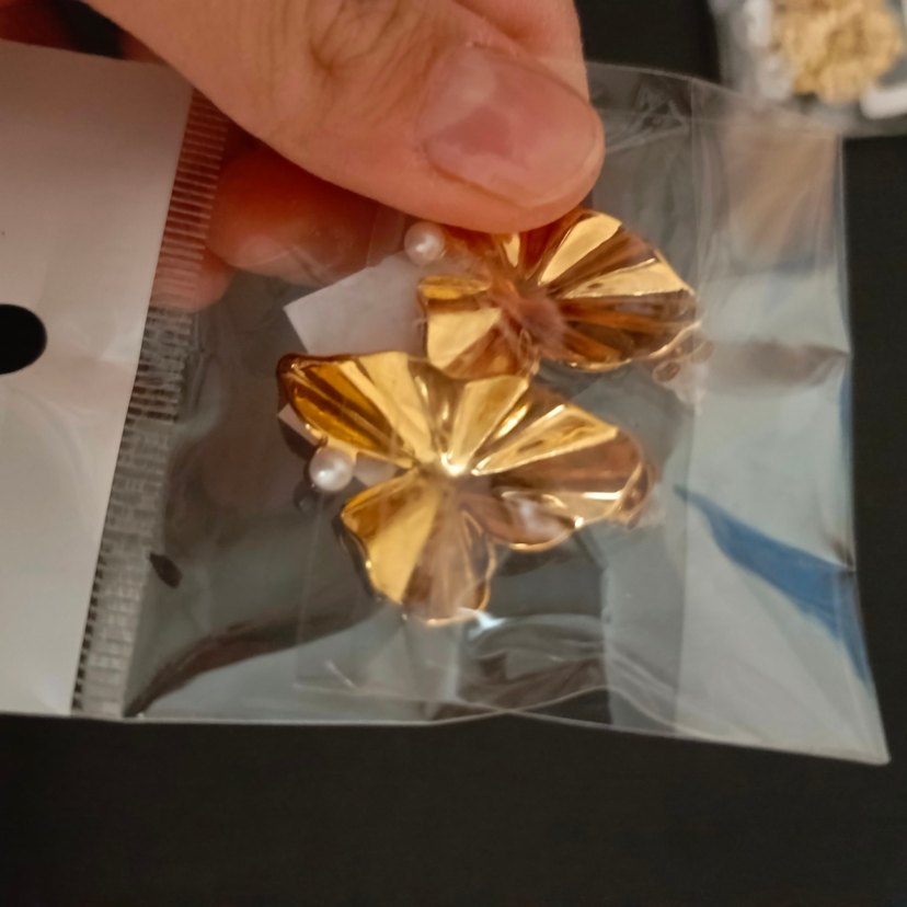 Altın Renkli Pile Detaylı Mini Küpe - Görsel 2