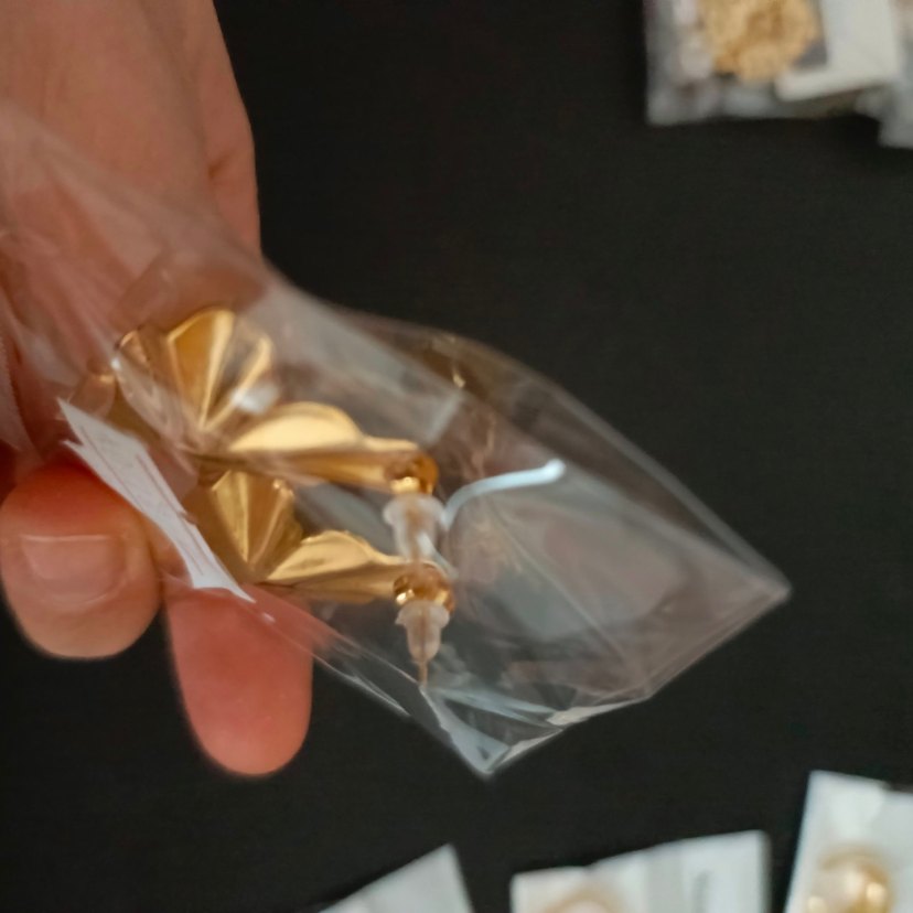 Altın Renkli Pile Detaylı Mini Küpe - Görsel 3