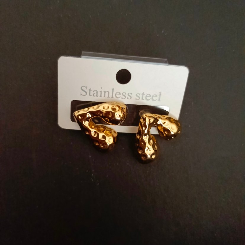 Altın Renkli Kısa Yılan Desenli Küpeler - Görsel 2