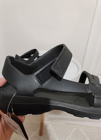 39 Beden siyah Renk T box sandalet, sıfır etiketli 