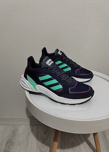 Orijinal Adidas, hiç giyilmedi 