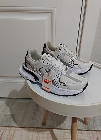 New Balance Wickers, sıfır etiketli 530 modeli
