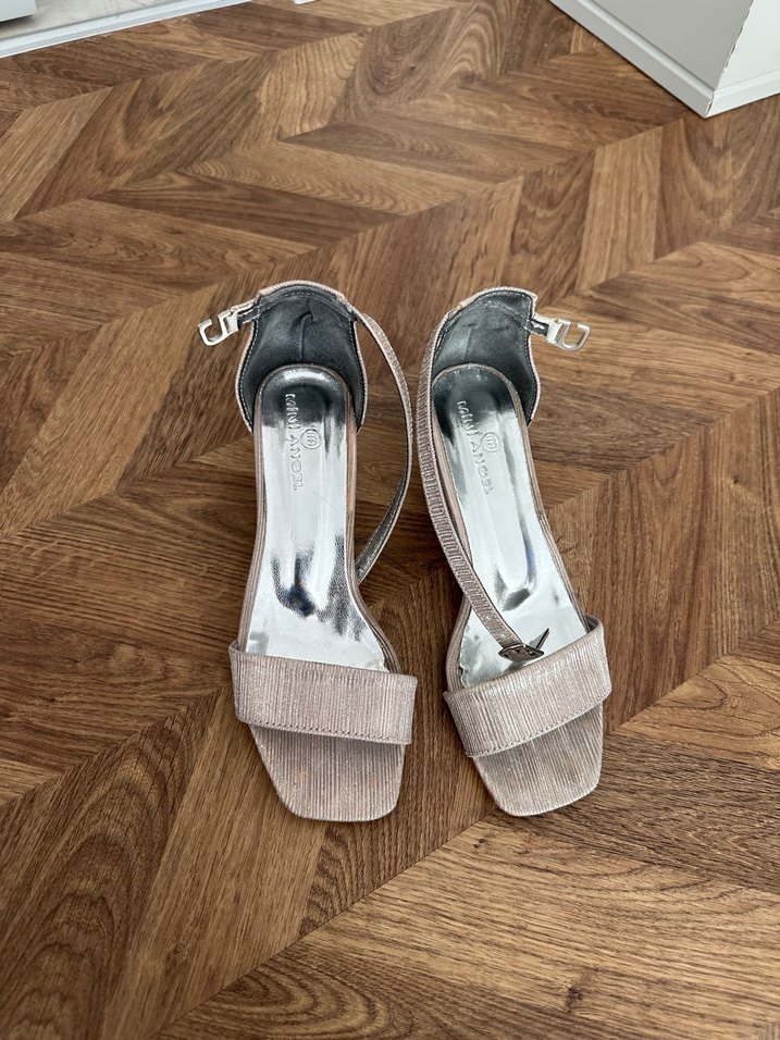 Bej Süet Tokalı İnce Topuklu Kız çocuk abiye ayakkabı - Görsel 2